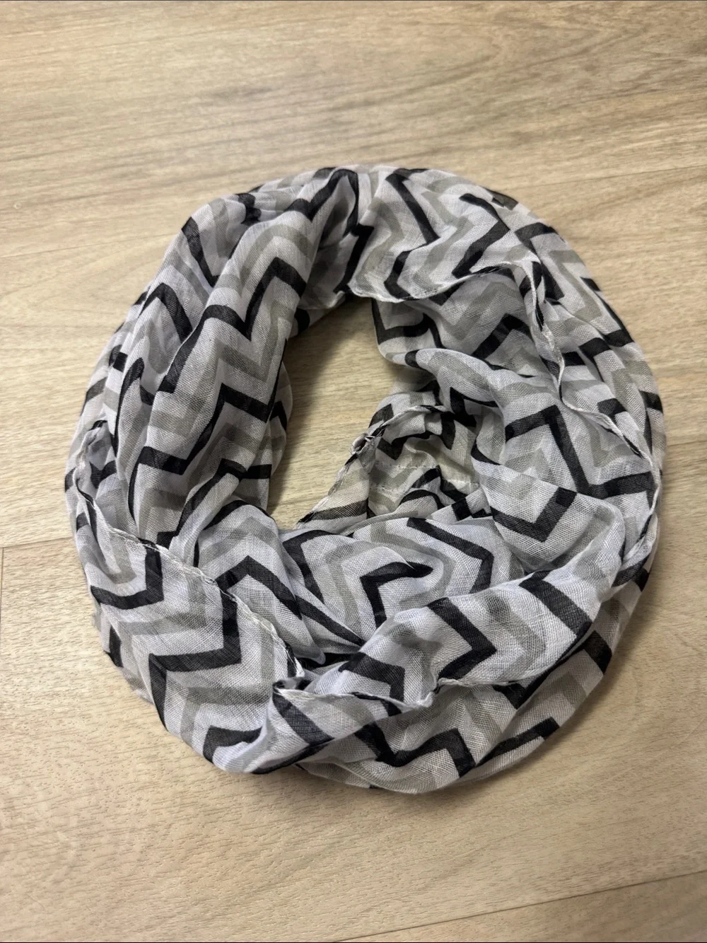 Lightweight Black & White Zigzag Scarf
